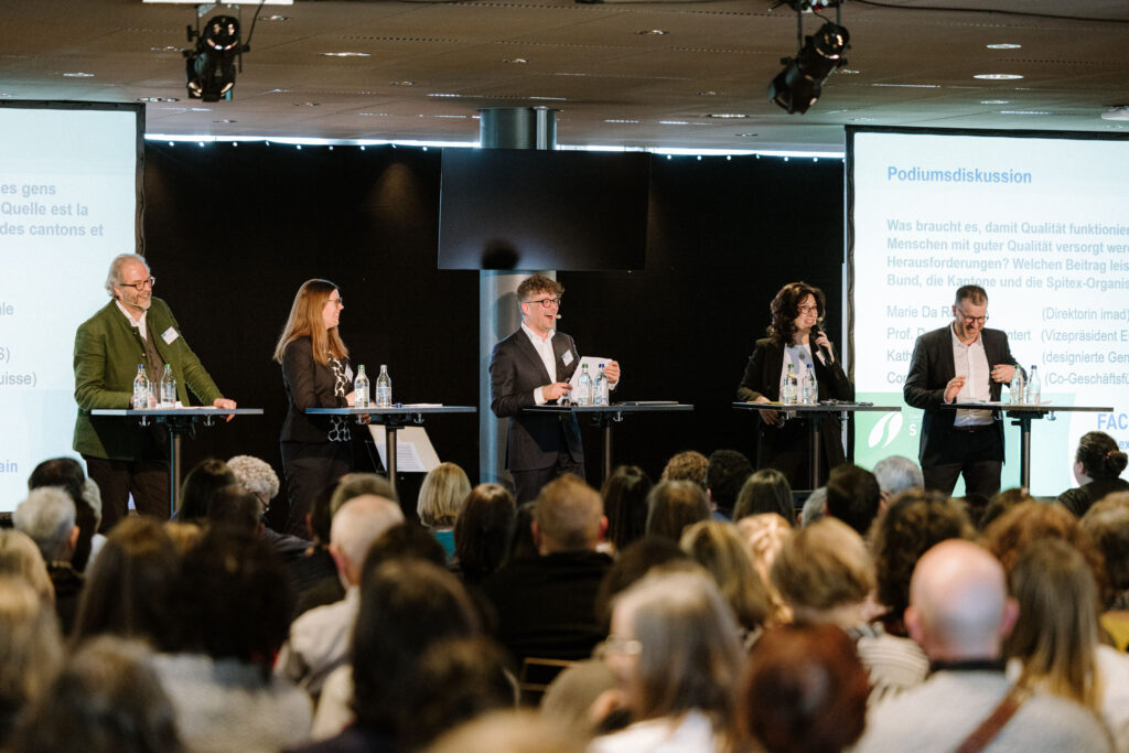 Le jeudi 12 septembre 2024, le colloque d’Aide et soins à domicile Suisse sur le thème «L’Aide et soins à domicile face à la transformation numérique – opportunités et défis pour les soins ambulatoires» aura lieu au stade du Wankdorf à Berne. Il est désormais possible d’en savoir plus sur le programme et de s’inscrire.